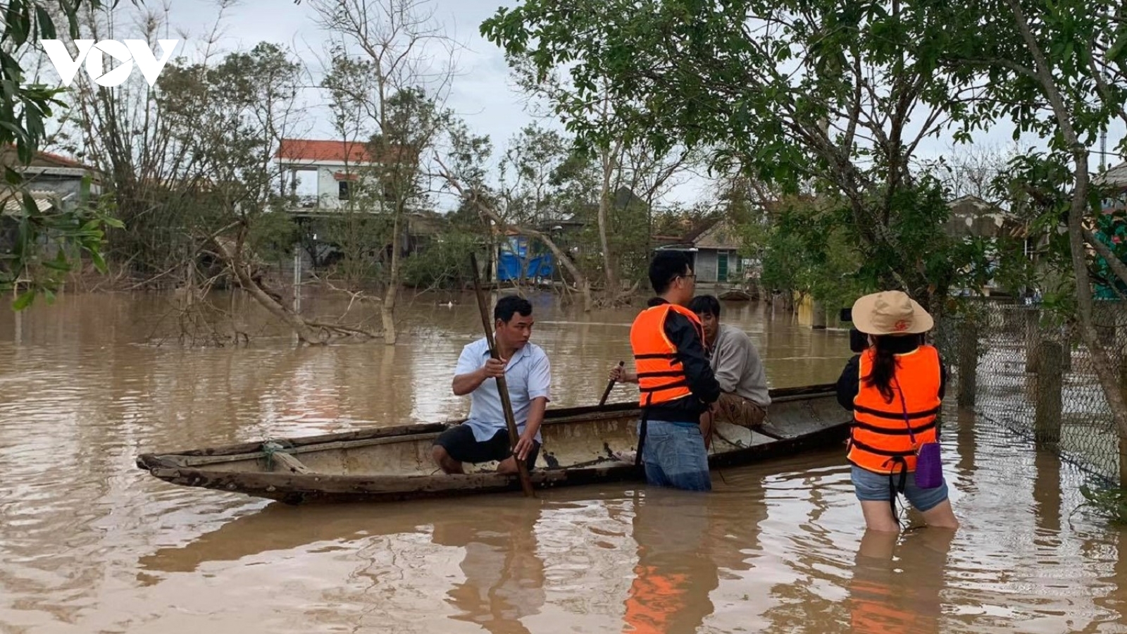 Lật ghe khi bắt cá ở đồng, 2 người đuối nước